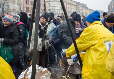 Yoksul ve evsiz Cracow Merkezi piyasada için Noel arifesi. Her yıl grup Kosciuszko Polonya açık havada büyük eve hazırlar.