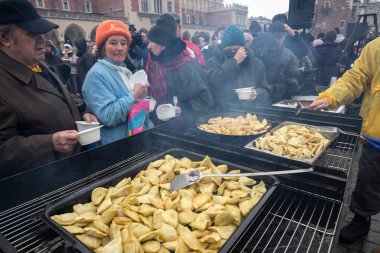 Yoksul ve evsiz Cracow Merkezi piyasada için Noel arifesi. Her yıl grup Kosciuszko Polonya açık havada büyük eve hazırlar.