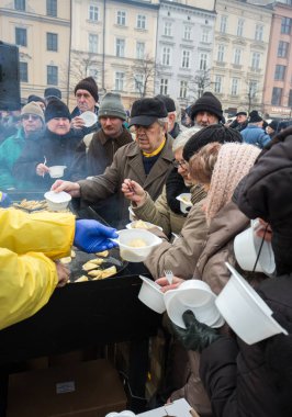Yoksul ve evsiz Cracow Merkezi piyasada için Noel arifesi. Her yıl grup Kosciuszko Polonya açık havada büyük eve hazırlar.