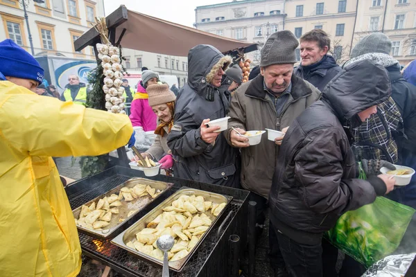 가난 하 고 크 라 카우에서 중앙 시장에는 노숙자에 대 한 크리스마스 이브. 매년 마다 그룹 Kosciuszko 준비 폴란드에 야외에서 최고의 이브 — 스톡 사진