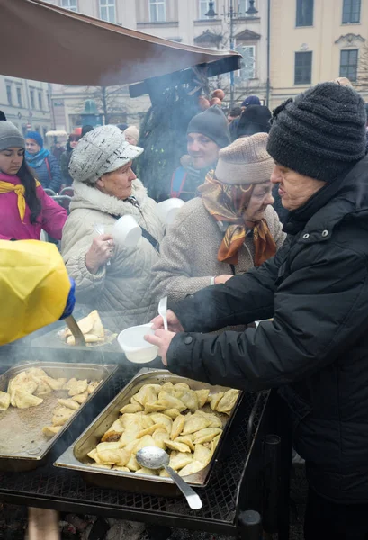 Nochebuena para pobres y sin hogar en el Mercado Central de Cracovia. Cada año el grupo Kosciuszko prepara la víspera más grande al aire libre en Polonia —  Fotos de Stock