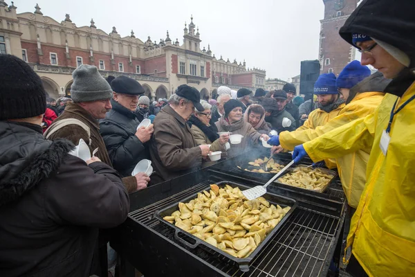 Nochebuena para pobres y sin hogar en el Mercado Central de Cracovia. Cada año el grupo Kosciuszko prepara la víspera más grande al aire libre en Polonia — Foto de Stock