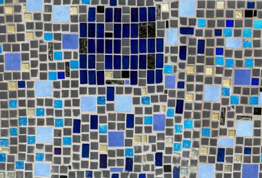 Duvarda renkli mozaik