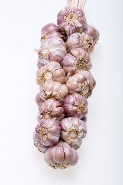 Beyaz arka plan üzerinde izole sarımsak dize
