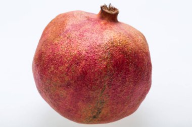 Beyaz bir arka plan üzerinde izole kırmızı nar