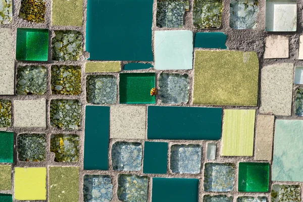 Duvarda renkli mozaik