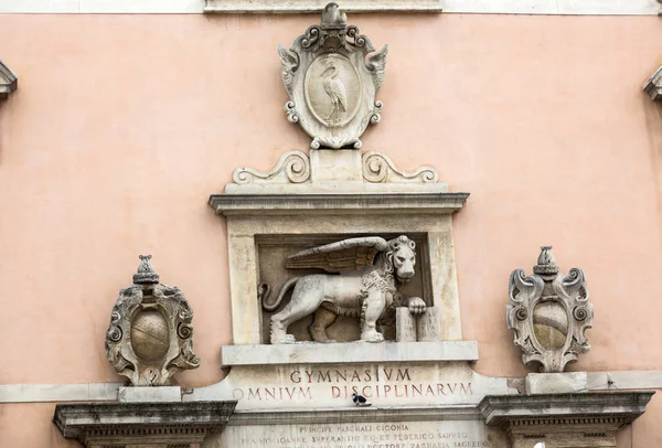 Benátského lva s otevřenou knihou na fasádě Podova Uniersity. Padova, Itálie — Stock fotografie