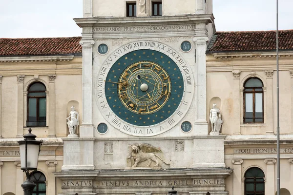 Wieża zegarowa w budynku ze średniowiecza, z widokiem na Piazza dei Signori w Padwa, Włochy — Zdjęcie stockowe