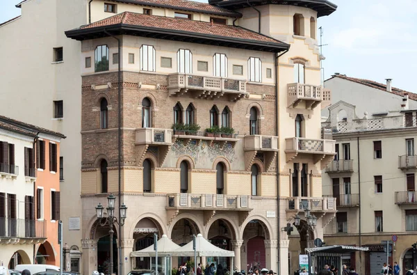 Le antiche case residenziali decorate con piastrelle a mosaico e la cameriera modello da mattoni, Prato della Valle, a Padova. Italia — Foto Stock