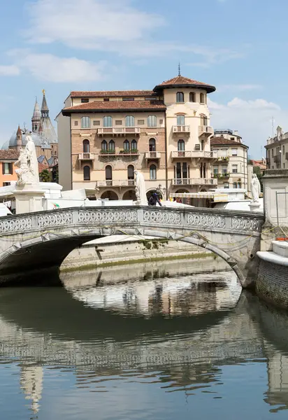 広場プラート ・ デッラ ・ ヴァッレ、パドヴァ、イタリアの橋. — ストック写真