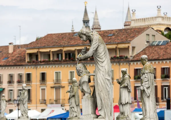 Statuen auf der Piazza prato della Valle, Padua, Italien. — Stockfoto