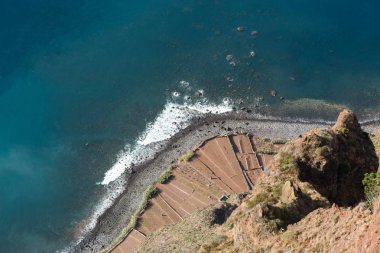 Cabo tam tepeden aşağıya bakış açısından görüldüğü gibi Girao cliff yüzü. Madeira. Portekiz