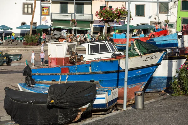 Рыбацкие лодки в Камара-де-Лобос, Мадейра, Португалия — стоковое фото