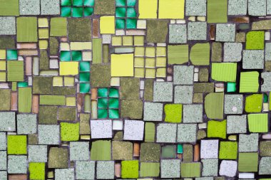 Duvarda renkli mozaik