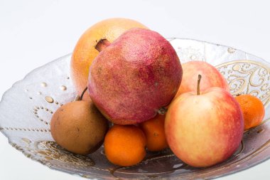 beyaz izole plaka üzerinde taze meyve karışımı