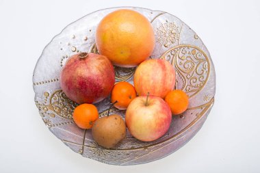 beyaz izole plaka üzerinde taze meyve karışımı