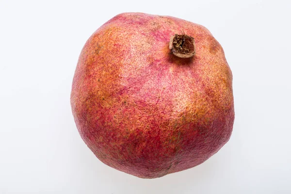 Červená granátová jablka izolovaných na bílém pozadí — Stock fotografie