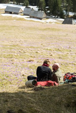 Mutlu çift Chocholowska Vadisi, Tatra, Polonya dağ izinde bir mola hiking