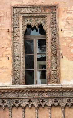 Piazza Sordello tarihi şehir merkezini Mantova Lombardy saraydaki eski pencere. İtalya