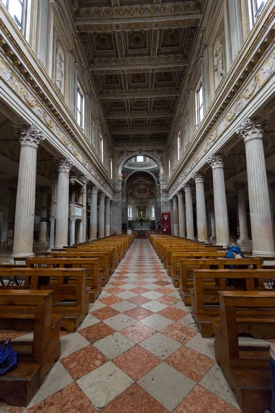 Intérieur de la cathédrale Saint-Pierre-Apôtre à Mantoue, Lombardie. Italie — Photo