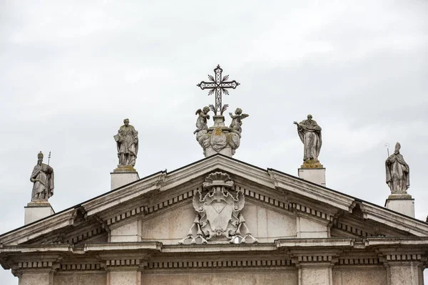 Catedral de São Pedro Apóstolo em Mântua, Lombardia. Itália — Fotografia de Stock