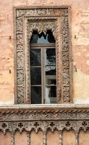 Velha janela no palácio na Piazza Sordello O centro histórico da cidade de Mantova Lombardia .Itália — Fotografia de Stock