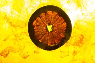 Bir greyfurt dilim su yakın çekim