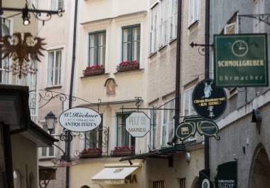 Salzburg - Getreidegasse birden çok reklam işaretleri ile alışveriş caddesi. Salzburg en eski caddelerinden biri olan Getreidegasse,