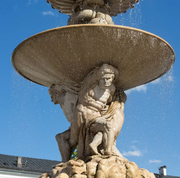 Barokke Residence fontein op Residentplatz in Salzburg. Oostenrijk — Stockfoto