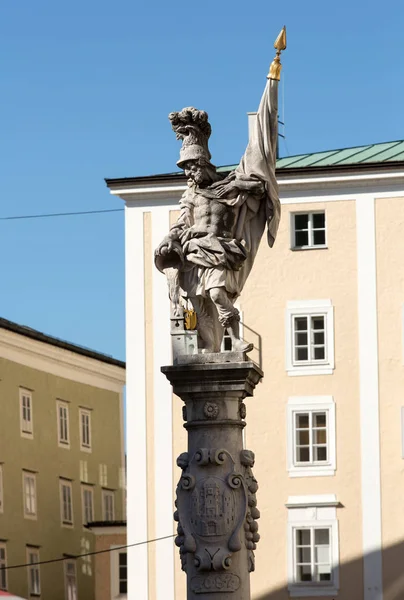 A fonte St Florian em Alter Markt em Salzburgo . — Fotografia de Stock