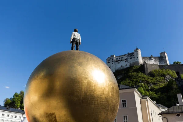 Stephan Balkenhol - Sphaera, rzeźba mężczyzny na Złotej kuli na Kapitelplatz w Salzburg, Austria — Zdjęcie stockowe