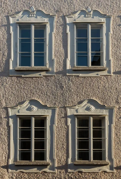 Facciata di un edificio nel centro storico di Salisburgo. Austria — Foto Stock