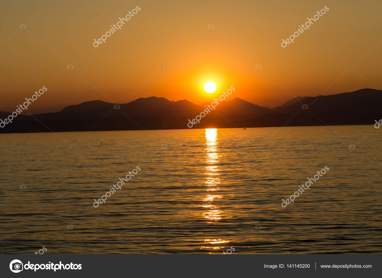 Beau Coucher De Soleil Au Lac De Garde En Italie