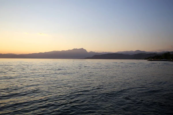 Hermosa puesta de sol en el lago Garda en Italia — Foto de Stock