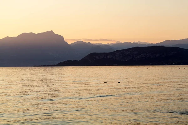 Krásný západ slunce u jezera Lago di Garda v Itálii — Stock fotografie