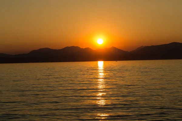 Prachtige zonsondergang bij het Gardameer in Italië — Stockfoto