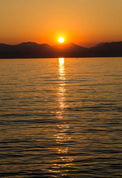 Beau coucher de soleil au lac de Garde en Italie — Photo