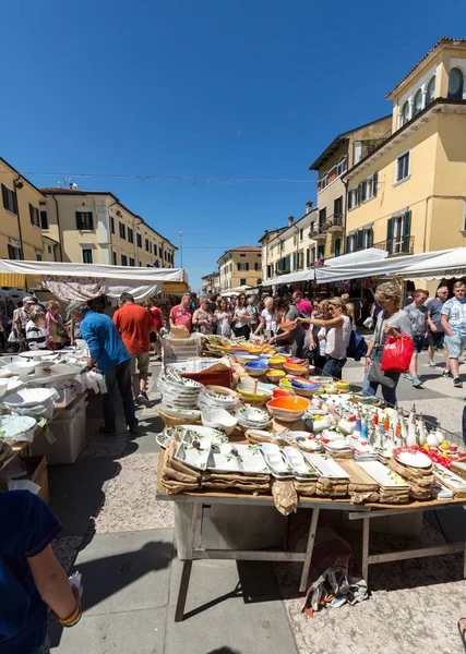 El mercado al aire libre en Lazise en Garda Lake. Italia —  Fotos de Stock