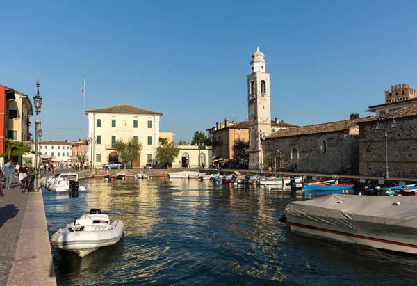 Petit vieux port dans le centre de Lazise, Lac de Garde, Vérone, Italie — Photo