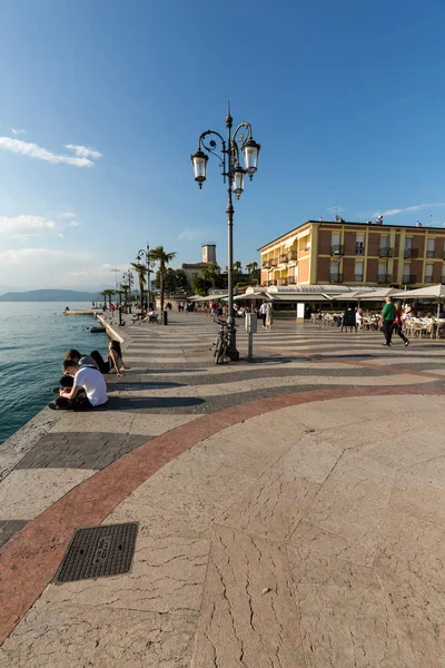 Ludzie przy promenadzie w miejscowości Lazise, Jezioro Garda, Włochy — Zdjęcie stockowe