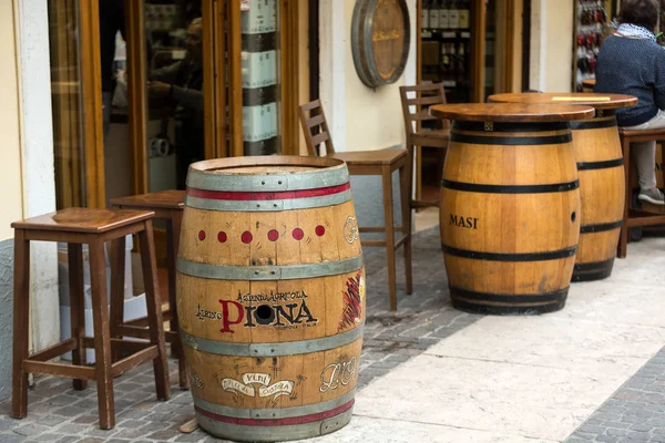 Fässer für Wein als Tisch in Faulheit am Gardasee verwendet. Italien — Stockfoto
