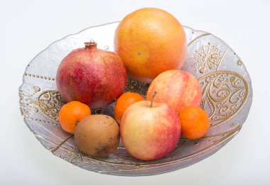 beyaz izole plaka üzerinde taze meyve karışımı