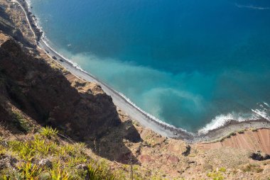 Cabo tam tepeden aşağıya bakış açısından görüldüğü gibi Girao cliff yüzü. Madeira. Portekiz