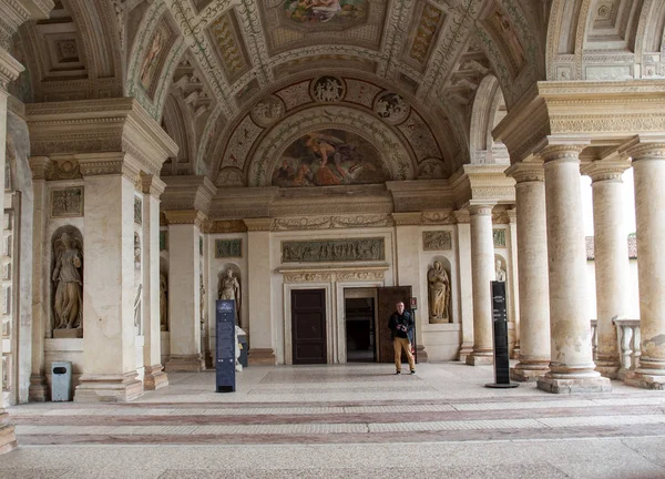 Palazzo Te in Mantua is een belangrijke toeristische attractie. Het paleis werd gebouwd in de architectonische stijl van de maniëristische voor Federico Ii Gonzaga, markgraaf van Mantua. Italië — Stockfoto