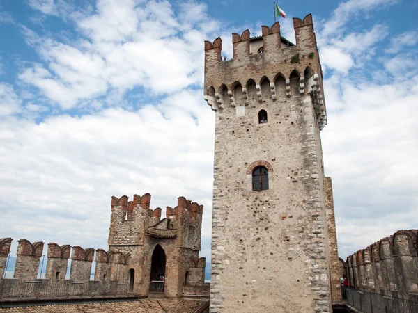 Castello medievale Scaligero nel centro storico Sirmione sul lago di Garda. Italia — Foto Stock