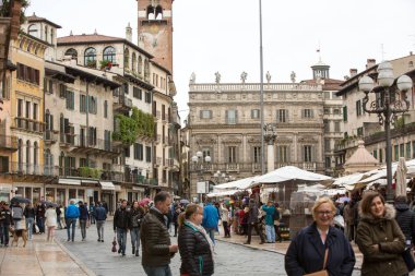 Piazza delle Erbe Verona, İtalya'nın tarihi merkezinde turist 