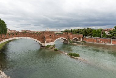 Bir kez Pons Marmoreus bilinen Ponte Pietra (taş köprü), bir Roman mı arch Adige Nehri Verona, İtalya için geçiş Köprüsü. Köprü M.ö. 100 yılında tamamlandı,