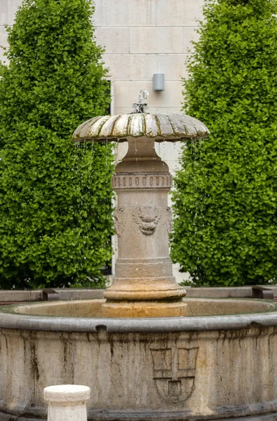 Uma pequena fonte na Piazza delle Erbe em Verona. Itália — Fotografia de Stock