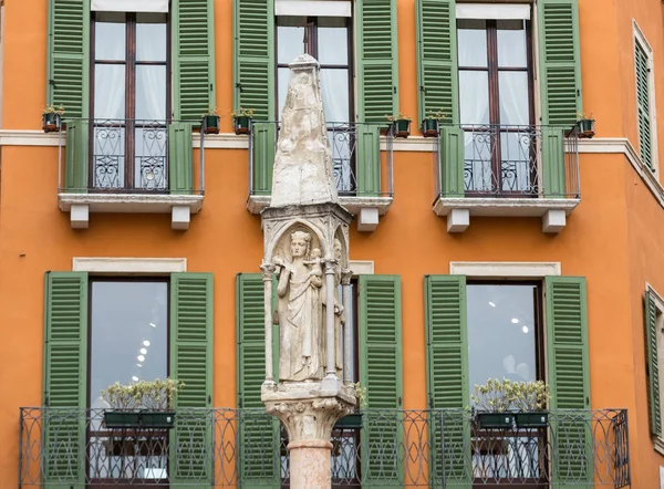 On beşinci yüzyıl sütun Piazza sutyen Verona — Stok fotoğraf