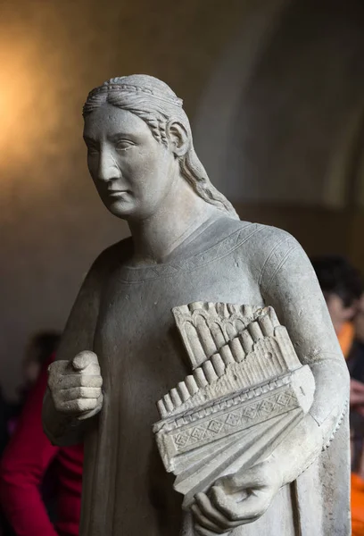 Standbeeld van vrouw in Castelvecchio Museum. Verona, Italië — Stockfoto